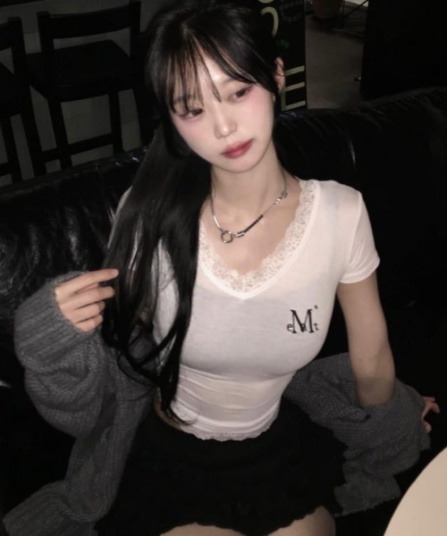 MUCENT(ムセント)の「A'GEM/9 × .kom 『MUCENT/ムセント』 SUNNIOR LACE V-NECK HALF T/サニアレースVネック Tシャツ(Tシャツ/カットソー・レディース・アイボリー/ブラック・FREE)」の5枚目の写真