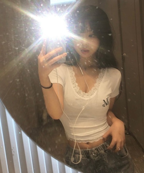 MUCENT(ムセント)の「A'GEM/9 × .kom 『MUCENT/ムセント』 SUNNIOR LACE V-NECK HALF T/サニアレースVネック Tシャツ(Tシャツ/カットソー・レディース・アイボリー/ブラック・FREE)」の6枚目の写真