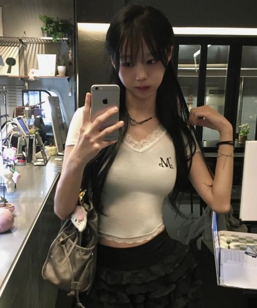 MUCENT(ムセント)の「A'GEM/9 × .kom 『MUCENT/ムセント』 SUNNIOR LACE V-NECK HALF T/サニアレースVネック Tシャツ(Tシャツ/カットソー・レディース・アイボリー/ブラック・FREE)」の8枚目の写真