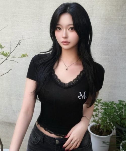 MUCENT(ムセント)の「A'GEM/9 × .kom 『MUCENT/ムセント』 SUNNIOR LACE V-NECK HALF T/サニアレースVネック Tシャツ(Tシャツ/カットソー・レディース・アイボリー/ブラック・FREE)」の3枚目の写真