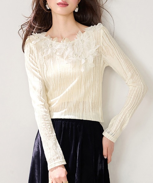 Doux Belle(ドゥーベル)の「立体フラワー×ビーズデザイントップス(Tシャツ/カットソー・レディース・ベージュ・MEDIUM/X-LARGE/LARGE)」の1枚目の写真