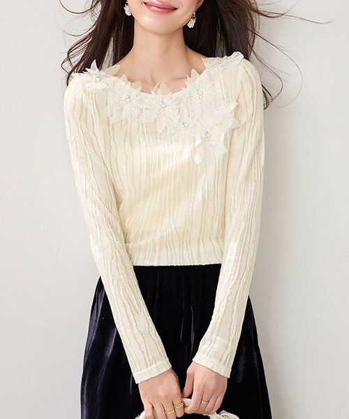 Doux Belle(ドゥーベル)の「立体フラワー×ビーズデザイントップス(Tシャツ/カットソー・レディース・ベージュ・MEDIUM/X-LARGE/LARGE)」の10枚目の写真