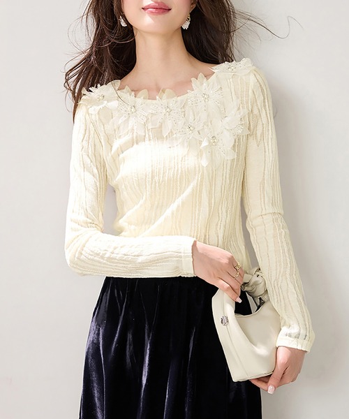 Doux Belle(ドゥーベル)の「立体フラワー×ビーズデザイントップス(Tシャツ/カットソー・レディース・ベージュ・MEDIUM/X-LARGE/LARGE)」の12枚目の写真