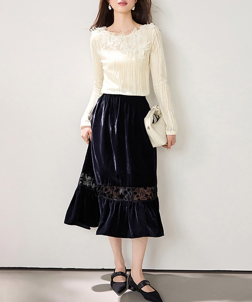 Doux Belle(ドゥーベル)の「立体フラワー×ビーズデザイントップス(Tシャツ/カットソー・レディース・ベージュ・MEDIUM/X-LARGE/LARGE)」の5枚目の写真