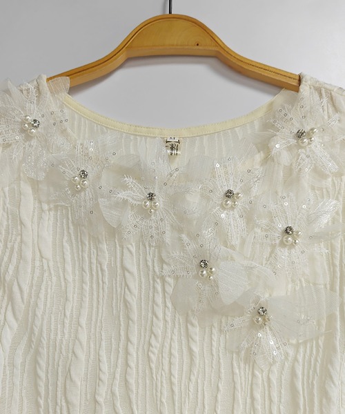 Doux Belle(ドゥーベル)の「立体フラワー×ビーズデザイントップス(Tシャツ/カットソー・レディース・ベージュ・MEDIUM/X-LARGE/LARGE)」の6枚目の写真