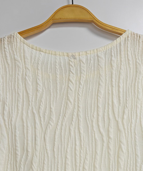 Doux Belle(ドゥーベル)の「立体フラワー×ビーズデザイントップス(Tシャツ/カットソー・レディース・ベージュ・MEDIUM/X-LARGE/LARGE)」の2枚目の写真