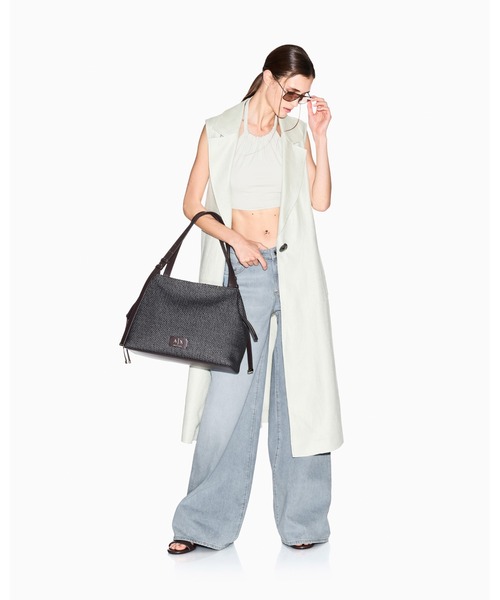 ARMANI EXCHANGE(アルマーニエクスチェンジ)の「【A|X アルマーニ エクスチェンジ】リジッドコットン ダークグレーデニムパンツ_J17 BOOTCUT LOOSE(デニムパンツ・レディース・ダークグレー・25inch/24inch/29inch/28inch/27inch/26inch)」の4枚目の写真