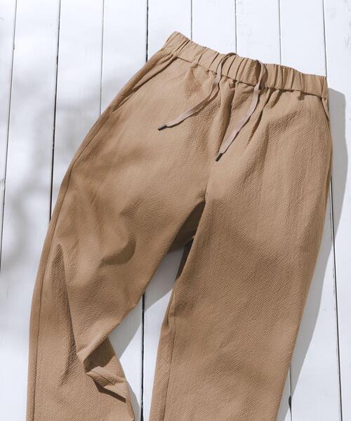 ITEMS URBANRESEARCH(アイテムズ アーバンリサーチ)の「『接触冷感/イージーケア/吸水速乾/撥水/防汚』高機能シアサッカー イージートラウザー(楽着シリーズ)(その他パンツ・メンズ・ベージュ/ブラック/ライトブルー・MEDIUM/LARGE)」の2枚目の写真