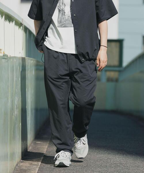 ITEMS URBANRESEARCH(アイテムズ アーバンリサーチ)の「『接触冷感/イージーケア/吸水速乾/撥水/防汚』高機能シアサッカー イージートラウザー(楽着シリーズ)(その他パンツ・メンズ・ベージュ/ブラック/ライトブルー・MEDIUM/LARGE)」の1枚目の写真