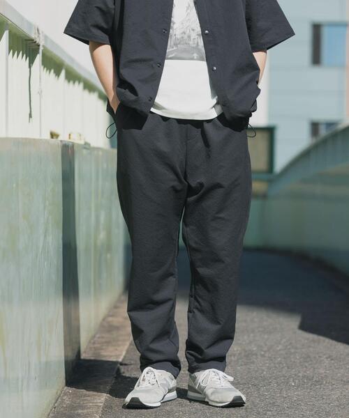 ITEMS URBANRESEARCH(アイテムズ アーバンリサーチ)の「『接触冷感/イージーケア/吸水速乾/撥水/防汚』高機能シアサッカー イージートラウザー(楽着シリーズ)(その他パンツ・メンズ・ベージュ/ブラック/ライトブルー・MEDIUM/LARGE)」の5枚目の写真