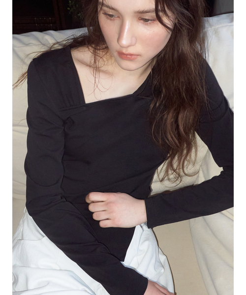 ETMON（エトモン）の「Curved Pintuck T-Shirt, Black（Tシャツ/カットソー・レディース・その他・F）」の6枚目の写真