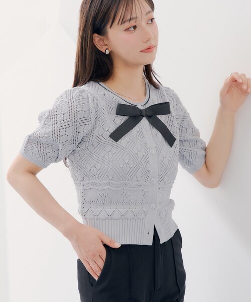 Chico(チコ)の「【SALON by Chico】フロントリボンクロシェパフ袖ニット(ニット/セーター・レディース・ブルー/ブラック/アイボリー・FREE)」の3枚目の写真
