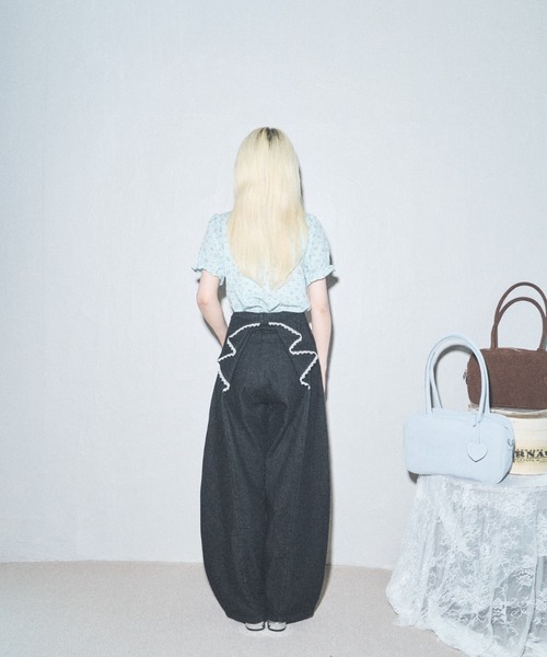 Lovilyn(ラヴィリン)の「バッグリボンバレルデニム(デニムパンツ・レディース・インディゴブルー/ブラック・SMALL/MEDIUM)」の4枚目の写真