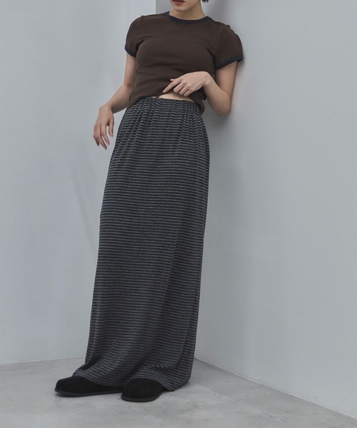 feepur（フェピュール）の「【TALLサイズあり】ボーダーナロースカート（スカート・レディース・チャコールグレー・SMALL/MEDIUM/TALL）」の2枚目の写真