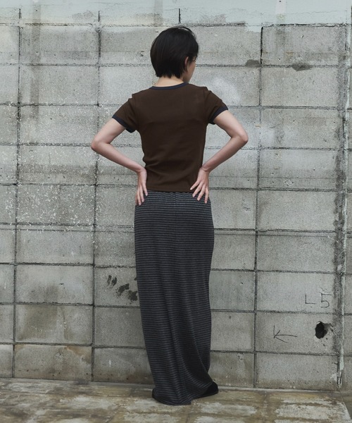feepur（フェピュール）の「【TALLサイズあり】ボーダーナロースカート（スカート・レディース・チャコールグレー・SMALL/MEDIUM/TALL）」の4枚目の写真