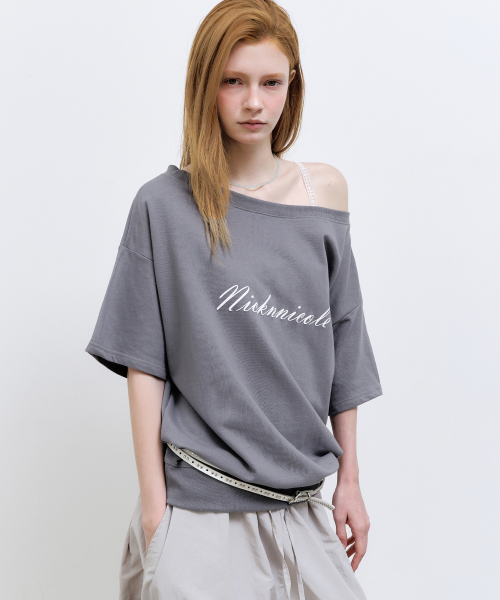 NICK&NICOLE(ニックアンドニコール)の「OFF SHOULDER LETTERING SWEAT TOP_CHARCOAL(Tシャツ/カットソー・レディース・その他・FREE)」の2枚目の写真