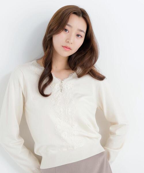NATURAL BEAUTY BASIC(ナチュラルビューティーベーシック)の「レースVネックプルオーバー(ニット/セーター・レディース・オフホワイト/ブルー/ブラック・フリ-)」の2枚目の写真