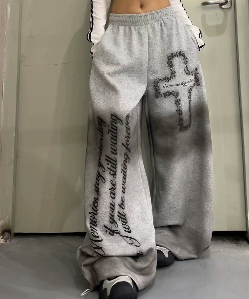 SHEPP(シープ)の「【26年秋冬新作】Y2K クロス刺繍 ヴィンテージ加工 ワイドスウェットパンツ ルーズシルエット(スウェットパンツ・レディース・ブラック/グレー・M/L)」の4枚目の写真