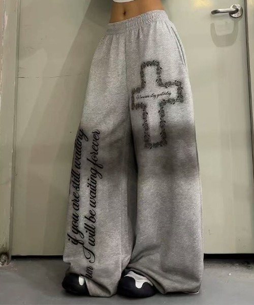 SHEPP(シープ)の「【26年秋冬新作】Y2K クロス刺繍 ヴィンテージ加工 ワイドスウェットパンツ ルーズシルエット(スウェットパンツ・レディース・ブラック/グレー・M/L)」の3枚目の写真