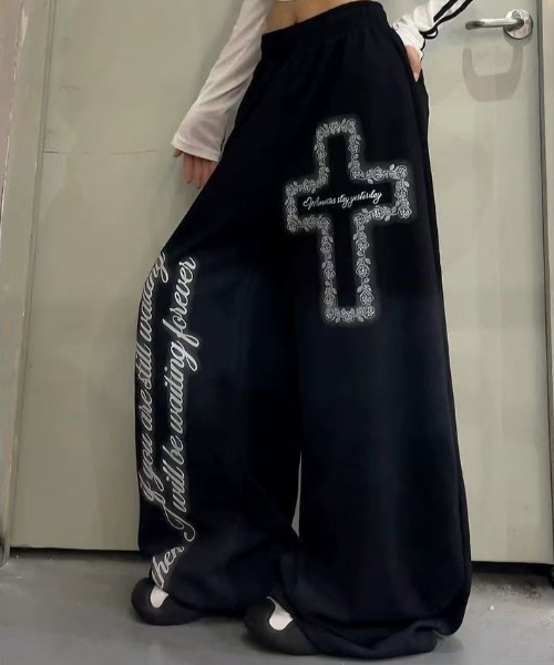 SHEPP(シープ)の「【26年秋冬新作】Y2K クロス刺繍 ヴィンテージ加工 ワイドスウェットパンツ ルーズシルエット(スウェットパンツ・レディース・ブラック/グレー・M/L)」の7枚目の写真