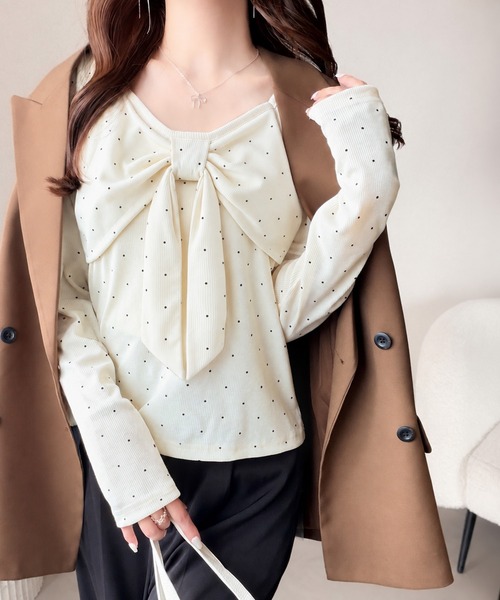 mily bilet(ミウィビレット)の「【mily bilet】甘めディテールを、大人っぽく纏う。主役級の可愛さ♪テレコリブ素材立体ドットリボンスクエアネックトップス(長袖)(Tシャツ/カットソー・レディース・ネイビー/アイボリー/ブラウン・X-LARGE/SMALL/MEDIUM/LARGE)」の4枚目の写真