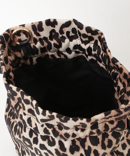 GANNI（ガニー）の「GANNI / ガニー：【レディース】Pouch Printed Nylon：B3010069[ANN]（ハンドバッグ・レディース・ブラウン系その他・FREE）」の4枚目の写真