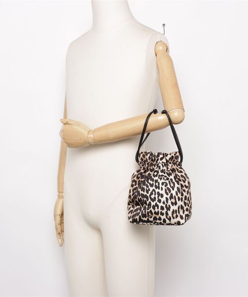 GANNI（ガニー）の「GANNI / ガニー：【レディース】Pouch Printed Nylon：B3010069[ANN]（ハンドバッグ・レディース・ブラウン系その他・FREE）」の5枚目の写真