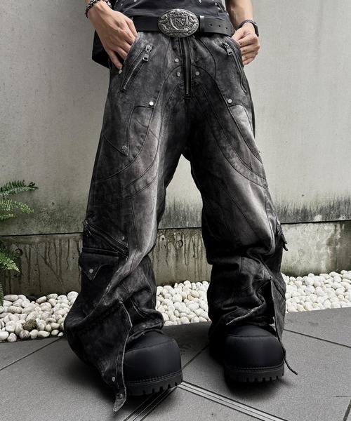 RICH(リッチ)の「別注【RICH】Knight Wide Dirty Washed Pants / 【リッチ】リベットダーティーウォッシュバルーンデニムパンツ<着用動画あり>(デニムパンツ・メンズ・ブラック・02/01)」の1枚目の写真
