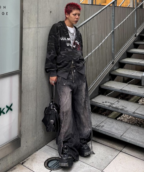 RICH(リッチ)の「別注【RICH】Knight Wide Dirty Washed Pants / 【リッチ】リベットダーティーウォッシュバルーンデニムパンツ<着用動画あり>(デニムパンツ・メンズ・ブラック・02/01)」の6枚目の写真