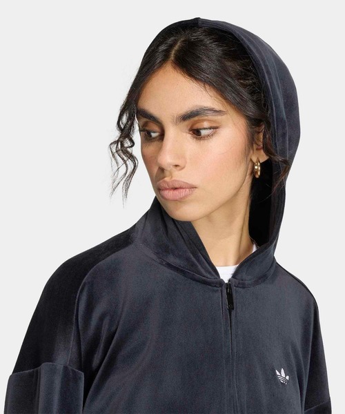 adidas(アディダス)の「エッセンシャルズ ベロア トラックジャケット(ジャージ) / アディダスオリジナルス adidas Originals(パーカー・レディース・ブラック・X-LARGE/SMALL/MEDIUM/LARGE/XX-LARGE/X-SMALL)」の4枚目の写真