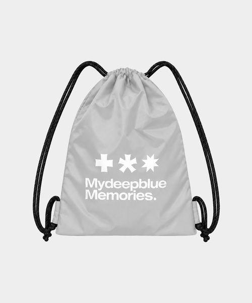 mydeepbluememories(マイディープブルーメモリーズ)の「MM ロゴ ジムサック (グレー)(バックパック/リュック・レディース・アッシュグレー・FREE)」の1枚目の写真