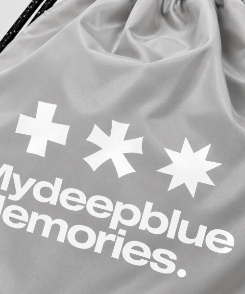 mydeepbluememories(マイディープブルーメモリーズ)の「MM ロゴ ジムサック (グレー)(バックパック/リュック・レディース・アッシュグレー・FREE)」の2枚目の写真