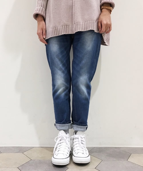 LIPSTAR(リップスター)の「スリムテーパードデニムパンツ(デニムパンツ・レディース・ブルー/ネイビー・S(1)/M(2))」の2枚目の写真