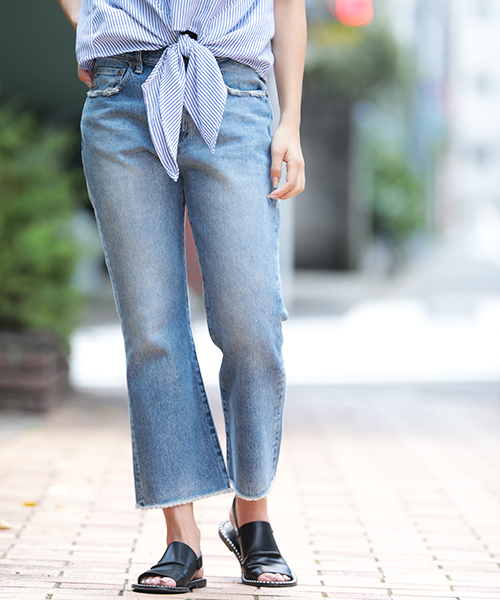Denime(ドゥニーム)の「クロップドフレアジーンズ(デニムパンツ・レディース・ライトインディゴブルー/ダークインディゴブルー・3/1/2)」の2枚目の写真
