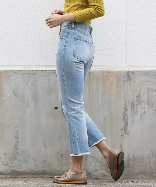 Denime(ドゥニーム)の「クロップドフレアジーンズ(デニムパンツ・レディース・ライトインディゴブルー/ダークインディゴブルー・3/1/2)」の16枚目の写真
