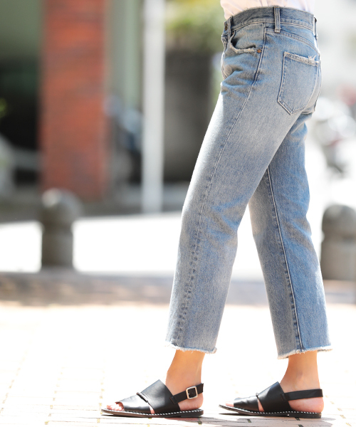 Denime(ドゥニーム)の「クロップドフレアジーンズ(デニムパンツ・レディース・ライトインディゴブルー/ダークインディゴブルー・3/1/2)」の18枚目の写真