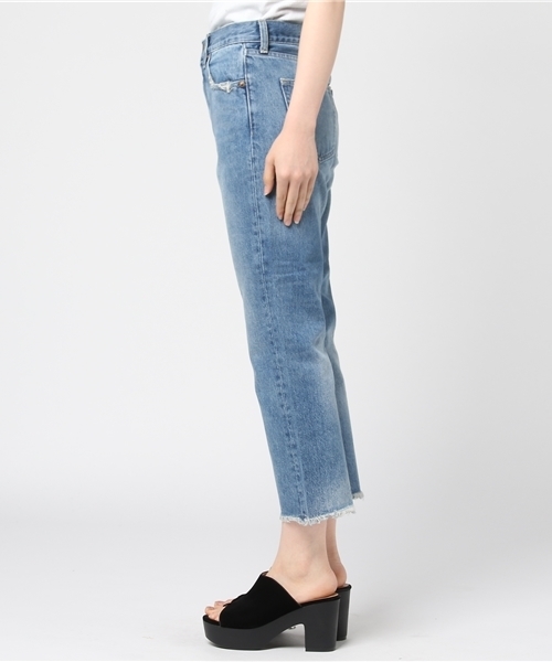 Denime(ドゥニーム)の「クロップドフレアジーンズ(デニムパンツ・レディース・ライトインディゴブルー/ダークインディゴブルー・3/1/2)」の4枚目の写真