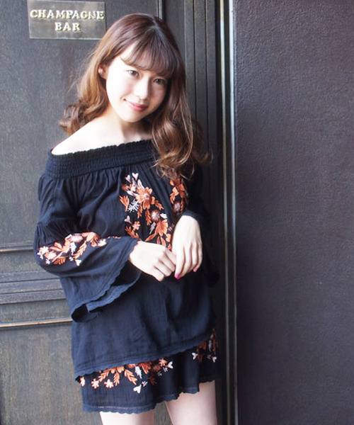 dazzlin（ダズリン）の「オフショルエンブロイダリーチュニック（シャツ/ブラウス・レディース・ブラック/オフホワイト/ピンク/レッド・FREE）」の3枚目の写真