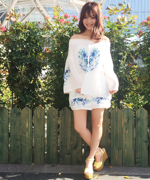 dazzlin（ダズリン）の「オフショルエンブロイダリーチュニック（シャツ/ブラウス・レディース・ブラック/オフホワイト/ピンク/レッド・FREE）」の5枚目の写真