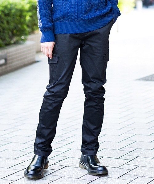 wjk black(ダブルジェイケイブラック)の「【wjk black】≪STUDIOUS限定≫カーブラインサテンスキニーカーゴパンツ(カーゴパンツ・メンズ・ブラック/ワインレッド/カーキ・3/1/2)」の2枚目の写真
