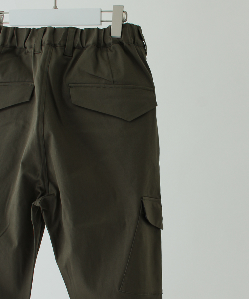 wjk black(ダブルジェイケイブラック)の「【wjk black】≪STUDIOUS限定≫カーブラインサテンスキニーカーゴパンツ(カーゴパンツ・メンズ・ブラック/ワインレッド/カーキ・3/1/2)」の9枚目の写真