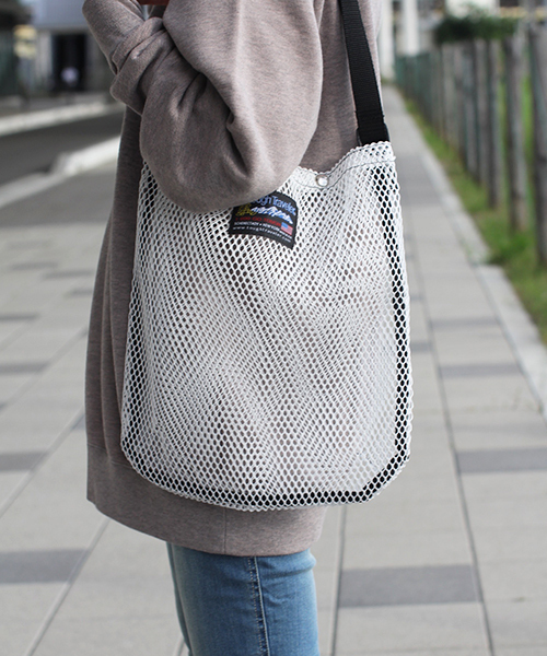 Tough Traveler（タフトラベラー）の「【Tough Traveler / タフトラベラー】FB（ショルダーバッグ・レディース・ブラック/レッド/オリーブ/シルバー/イエロー/クリア/カーキブラウン/ホワイト系その他/ブラック系その他/バーガンディー/ロイヤルブルー・FREE）」の2枚目の写真