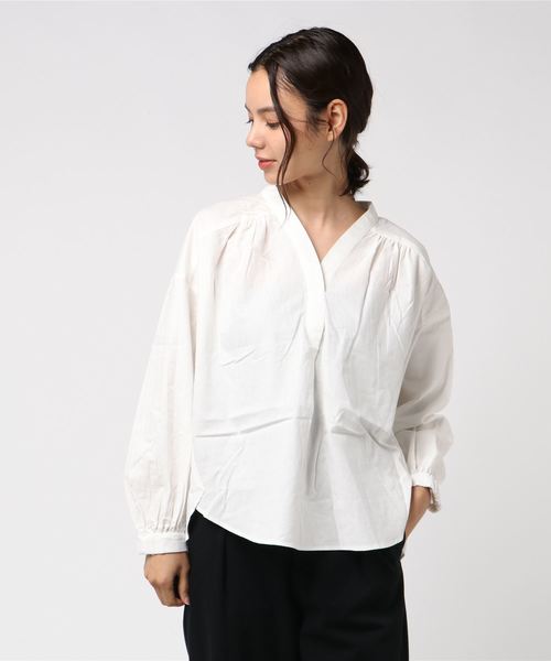 AMERICAN HOLIC(アメリカンホリック)の「Vネックスキッパーギャザーブラウス(シャツ/ブラウス・レディース・ブラック/オフホワイト/その他8/その他12/ブラック系その他3/ブラウン系その他4/ブルー系その他5・M/L)」の2枚目の写真