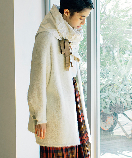 Ne-net（ネネット）の「リバーシブルファーニット カーディガン（カーディガン/ボレロ・レディース・レッド/オフホワイト/ダークブラウン・02）」の2枚目の写真