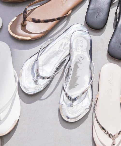 KOBE LETTUCE（コウベレタス）の「メタリックトゥトングフラットサンダル（サンダル・レディース・ブラック/シルバー/レオパード/パイソン/ホワイト・L/LL/M/S）」の3枚目の写真