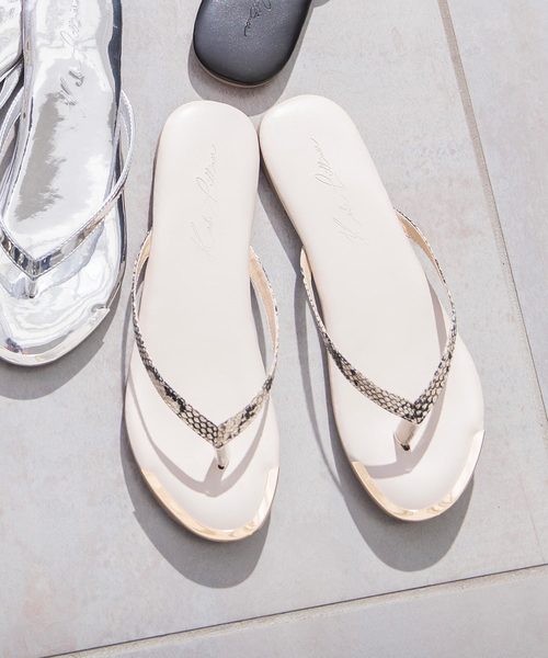 KOBE LETTUCE（コウベレタス）の「メタリックトゥトングフラットサンダル（サンダル・レディース・ブラック/シルバー/レオパード/パイソン/ホワイト・L/LL/M/S）」の5枚目の写真