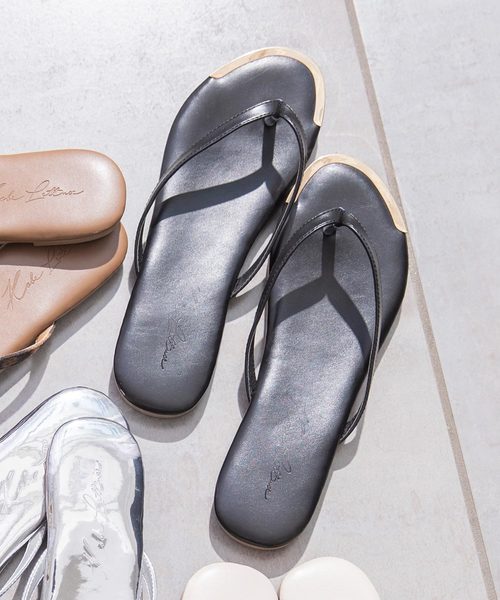 KOBE LETTUCE（コウベレタス）の「メタリックトゥトングフラットサンダル（サンダル・レディース・ブラック/シルバー/レオパード/パイソン/ホワイト・L/LL/M/S）」の2枚目の写真