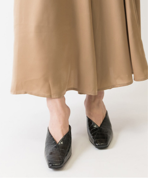 RANDA（ランダ）の「Vカットスクエアトゥミュールパンプス（パンプス・レディース・ブラック/ベージュ/グリーン・LL/M/L/S）」の4枚目の写真