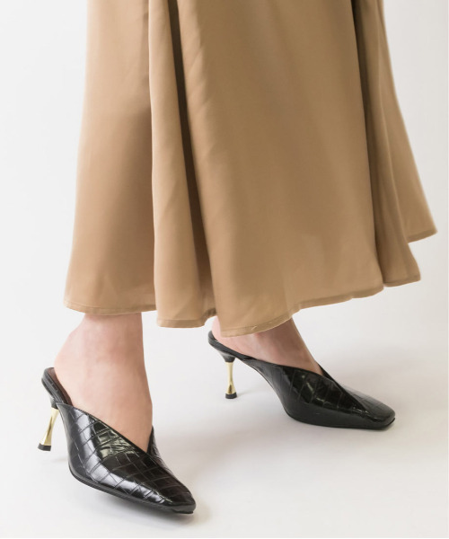 RANDA（ランダ）の「Vカットスクエアトゥミュールパンプス（パンプス・レディース・ブラック/ベージュ/グリーン・LL/M/L/S）」の5枚目の写真