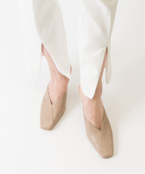 RANDA（ランダ）の「Vカットスクエアトゥミュールパンプス（パンプス・レディース・ブラック/ベージュ/グリーン・LL/M/L/S）」の6枚目の写真